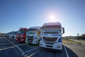 Camiones parados en un aparcamiento de carretera