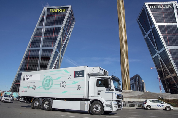 Camión electrico de MAN circulando por Madrid