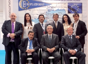  Ignacio Álvarez-Ossorio junto a los asistentes a la reunión celebrada en el transcurso del SIL