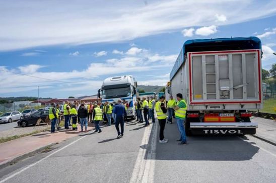 Transportisas de carbón en la térmica de Endesa As Pontes