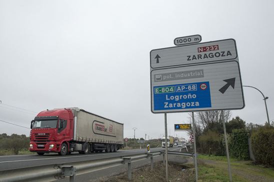 Camión circulando por carretera riojana