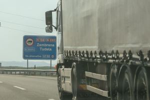 Camión circulando por autopista AP-68