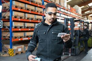 Operario logístico leyendo información con gafas especiales