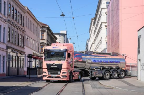 Dulces barquillos a bordo de un camión eléctrico