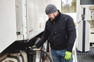 Transportista repostando en Francia