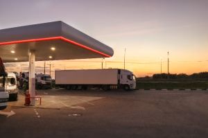 Camión en gasolinera