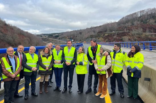 El Ministro de Transportes visitando el Viaducto del Castro