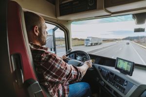 Conductor de camión en carretera