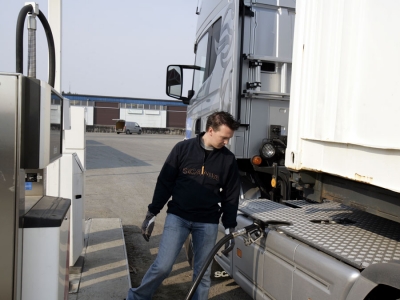 Camión repostando en estación de servicio