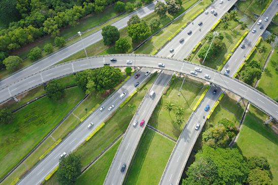 Autopistas con vehículos circulando