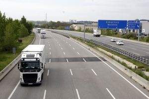 Camión pasando por autopista catalana