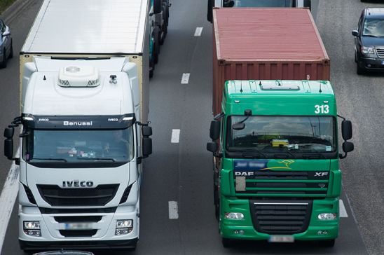 Camiones circulando por carretera europea