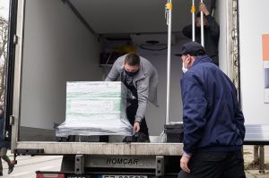 Trabajadores del transporte descargando un camión