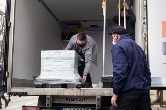 Trabajadores del transporte descargando un camión