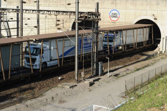 Camiones pasando por el Eurotunnel dirección Reino Unido