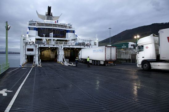 Ferries transportando camiones camino a Reino Unido