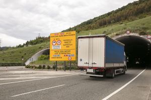 Camión en carretera de Navarra