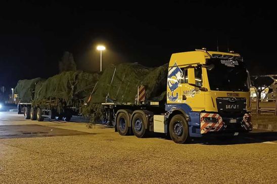 MAN TGS con el árbol del Vaticano