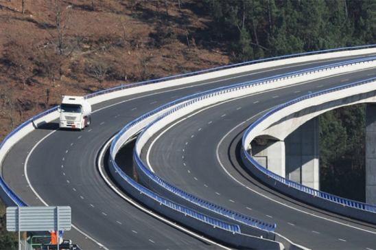 Camión circulando por autopista Santiago-Orense