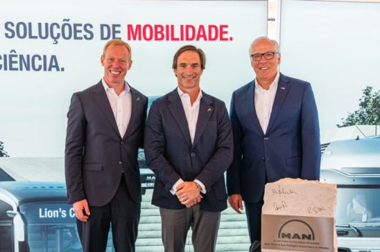 De izquierda a derecha: Roman Sitte, Head of Sales Area Europe de MAN Truck &amp; Bus; David Carlos, director general de MAN Truck &amp; Bus Portugal; y Friedrich Baumann, miembro de la Junta Directiva, responsable de Ventas y Soluciones para Clientes en MAN.