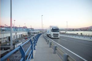 Camión circulando por interior del puerto de Algeciras