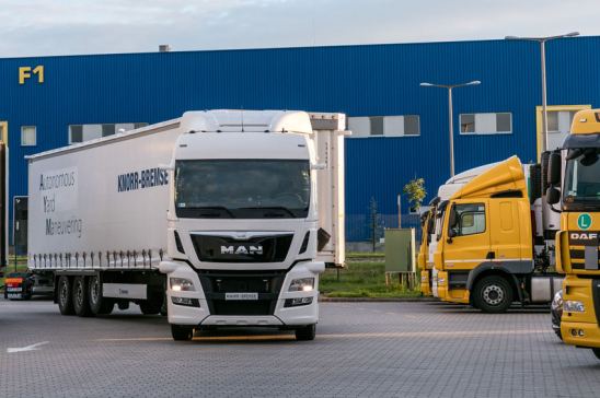 Camiones saliendo de zona de carga