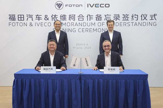 Firma del acuerdo entre Iveco y Foton