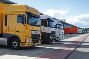 Camiones en centro de transporte