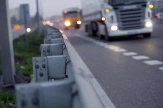 Camión circulando por autopista