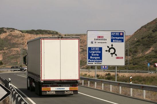 Camión pasando por la autopista AP-68 a su paso por La Rioja