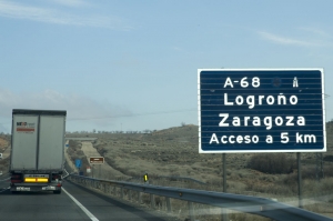 Camión a su paso por carretera riojana