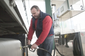 Conductor profesional repostando en gasolinera