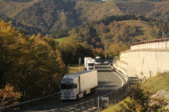 Camiones circulando por carretera vasca