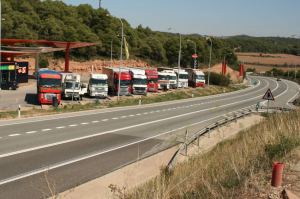 camiones parados en área de servicio