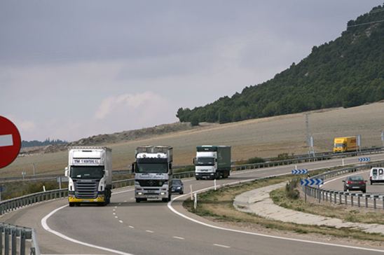 Camiones circulando por autovía