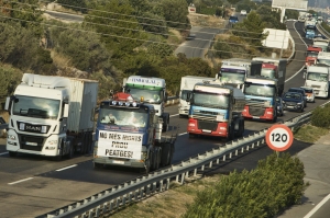 Marcha lenta de camiones por la AP-7 conovacada por FEAT