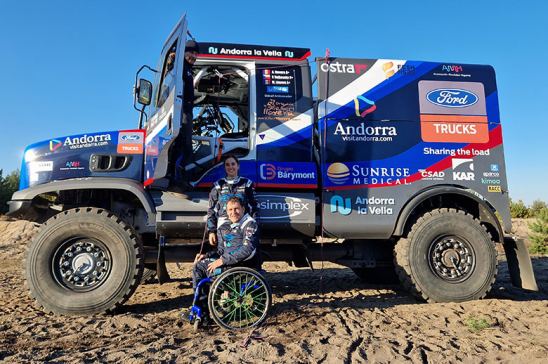 Albert Llovera y Margot Llobera, con el camión Ford Trucks