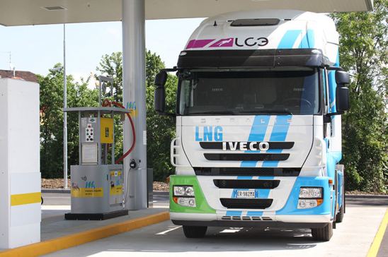 Camión repostando gas natural