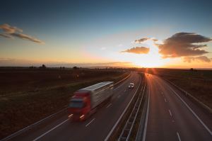 Camión viajando por autopista al atardecer