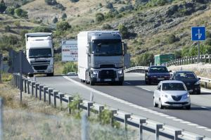 Camión circulando por autopista española