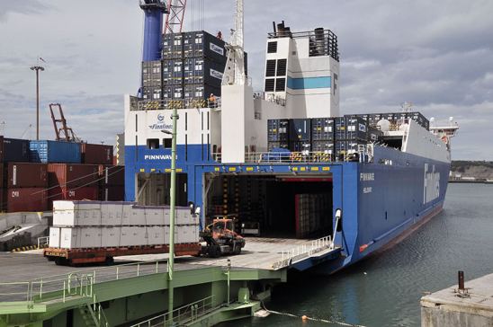 Barco de transporte marítimo de corta distancia en puerto español