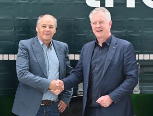 (Izquierda): Gerhard Berger (accionista principal de Berger Fahrzeugtechnik) y Andreas Schmitz (CEO de Schmitz Cargobull AG)