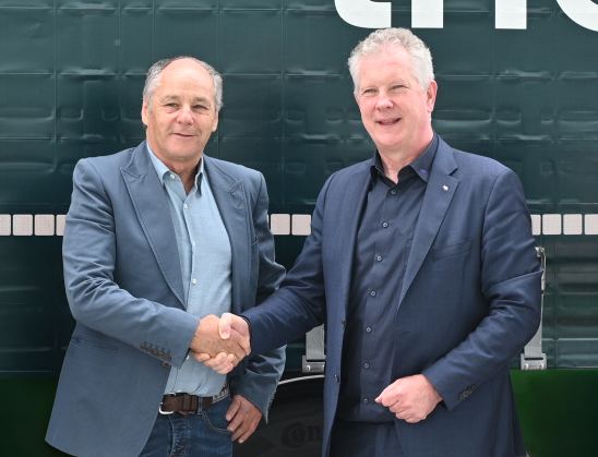 (Izquierda): Gerhard Berger (accionista principal de Berger Fahrzeugtechnik) y Andreas Schmitz (CEO de Schmitz Cargobull AG)