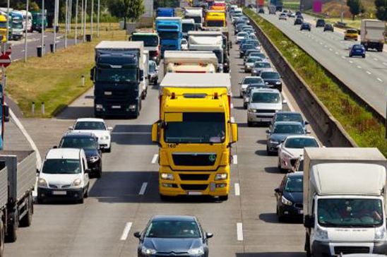 Camión circulando por autopista europea