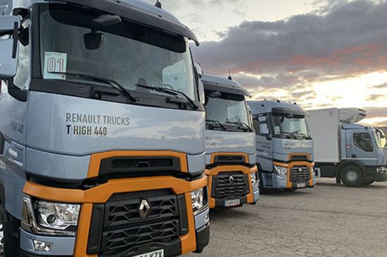 Camiones en campa de concesionario