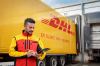 Conductor de DHL Freight consultando su tablet