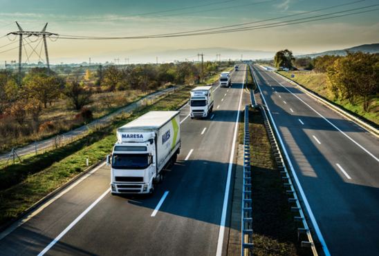 Camiones circulando por carretera europea