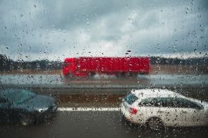Carretera bajo la lluvia con camiones