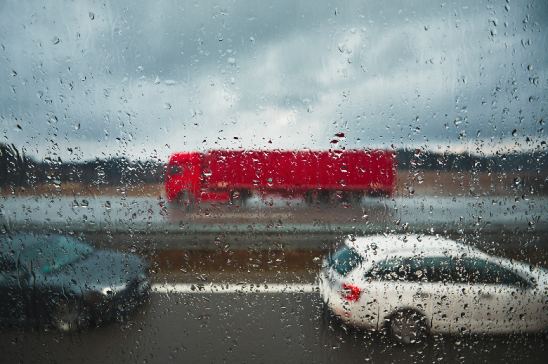 Carretera bajo la lluvia con camiones