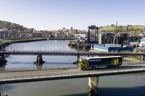 Camión circulando por ciudad